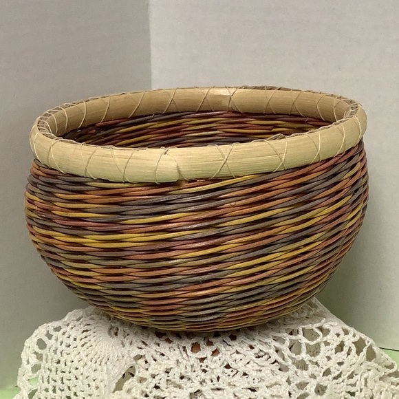 Handmade artist signed round wicker wood bottom pastel colored basket - Picture 5 of 5